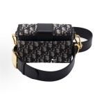 DIOR迪奥 30 Montaigne蒙⽥系列 宽肩带翻盖 ⼩⽅包 ⼿提单肩斜挎包 ⼥款 ⽜仔蓝⾊